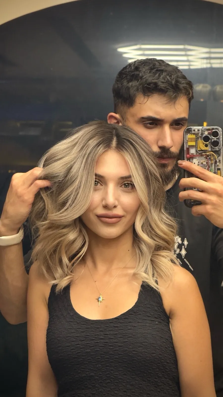 Koyu dipli bej sarı ombre ve bukleli orta boy saç